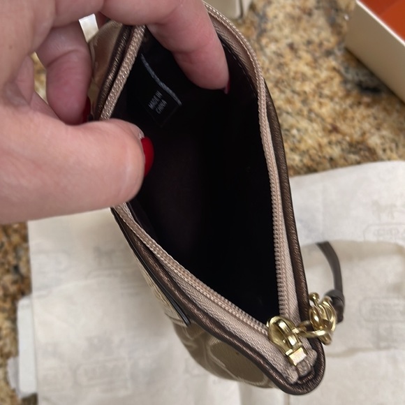 NWT. Coach Poppy wristlet - Picture 6 of 8